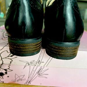 NWOT sz7 Clarks wingtip loafers in rich black leather